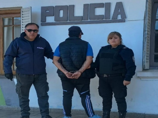 Robaron armados en dos comercios: un detenido